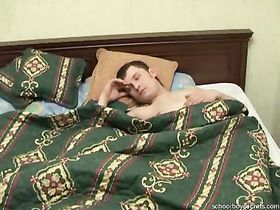 Молодого сыночка разбудили сладким минетом рано утром