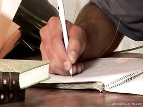 Голодный дядя стал приставать к племяше и ласкать его