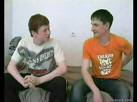 Два голубка залили весь диван спермой