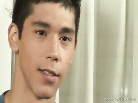 Юный красавчик умело ебет батю в задок