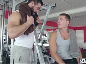 Спортивные геи устраивают анальные радости прямо в качалке