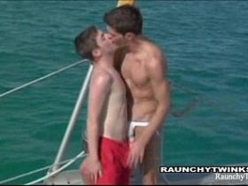 Геи на яхте устраивают анальную долбёжку и отсос членов