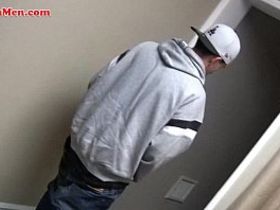 Латинос застукал парня за дрочкой и решил сделать минет