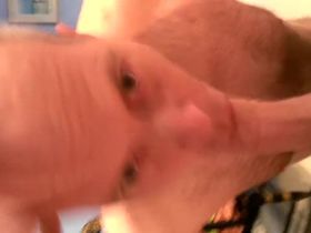 Волосатый гей взял в рот кривой писюн хозяина квартиры и принял его кончу в рот