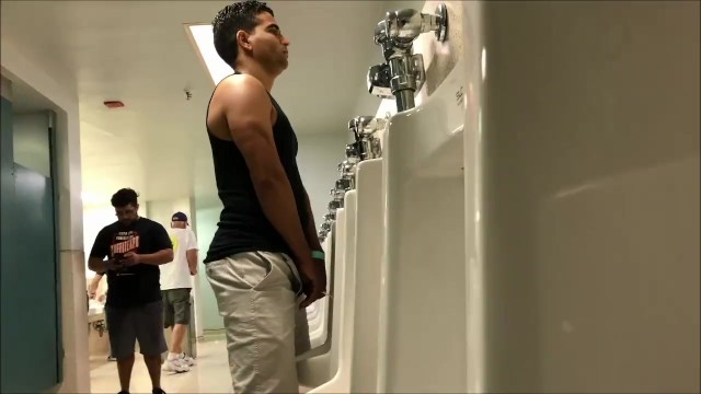 Порно видео скрытая камера гей мужчины туалет