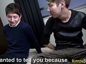 Азиат поимел друга гомосека в рот и пердак и залил ему живот спермой