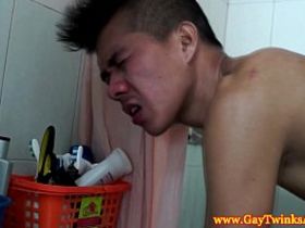 Азиат в спальне и туалете жестко трахает худого пацана в задницу